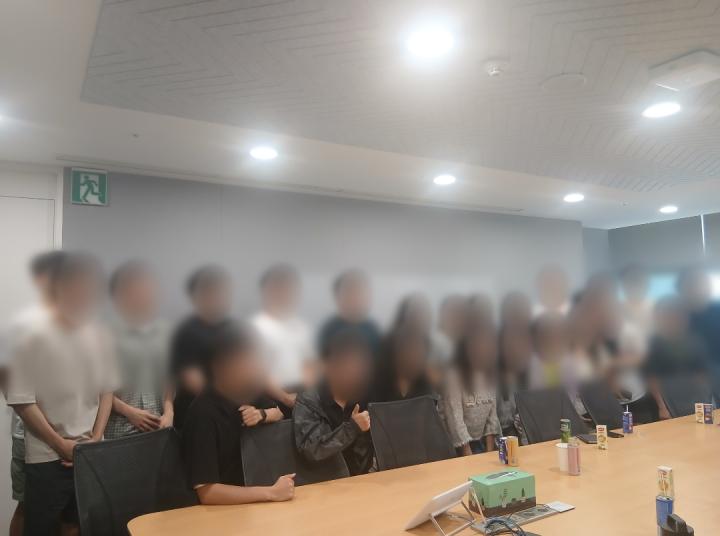 기업 연계 교육 현장 단체 사진, 얼굴은 흐림 처리